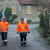 Die Feuerwehrmänner Christian Kraft (links) und André Ziegler aus Hausen bringen das Friedenslicht von Bethlehem in die Dorfkirche.