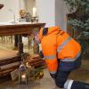 Christian Kraft, der Vorstand der Freiwilligen Feuerwehr Hausen, gibt das Friedenlicht in die Hausener Kirche weiter. Von hier aus kann es mit heim genommen werden. Christian Kraft, der Vorstand der Freiwilligen Feuerwehr Hausen, gibt das Friedenlicht in die Hausener Kirche weiter. Von hier aus kann es mit heim genommen werden.