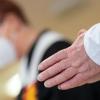 Katholische und evangelische Seelsorger kümmern sich in den Tagen der Corona-bedingten Abschottung um die Bewohnerinnen und Bewohner von Alten- und Pflegeheimen. Die Sehnsucht nach Religiösem ist bei den Senioren groß.