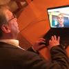 Bürgermeister Bernhard Ruß am PC.