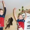 Hockey-Training macht auch zu Hause Spaß: Die Geschwister Jule und Klara Löffler beim Online-Üben mit ihrer Mädchenmannschaft des HTC Würzburg.