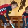 Hockey-Training macht auch zu Hause Spaß: Die Geschwister Jule und Klara Löffler beim Online-Üben mit ihrer Mädchenmannschaft des HTC Würzburg. Hockey-Training macht auch zu Hause Spaß: Die Geschwister Jule und Klara Löffler beim Online-Üben mit ihrer Mädchenmannschaft des HTC Würzburg.