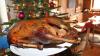  Ein traditioneller Gänsebraten liegt auf einem Teller vor einem geschmückten Christbaum (Symbolbild). Aufgrund der Corona-Krise bieten in diesem Jahr viele Gastwirte Weihnachtsessen zum Abholen an.