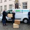 Spendenübergabe vor dem Rathaus (von links): Julia Zimmermann, Mitglied im Covid-Krisenteam von Valeo Siemens eAutomotive, Christoph Neubauer, Geschäftsleitung Stadt Bad Neustadt, Teresa Taudte, Betriebsleitung und HR Site Manager, Silvio Zamzow, Betriebsleitung und Standortleiter Valeo Siemens eAutomotive, und Bürgermeister Michael Werner.