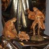 Nur die Heilige Familie steht auf einem goldenen Tuch, das sich in die graue Wüste ergießt.