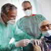 Als Erster wurde mit Erich Bleichner ein Bewohner in der Hospitalstiftung in Bad Windsheim im Landkreis Neustadt/Aisch-Bad Windsheim durch das Impfteam Dr. Gerhard Sandig (links) und Dr. Georg Deichhardt geimpft.
