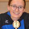 Stolz präsentiert Barbara Gold den an sie überreichten Holzpokal.