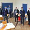 Am Silvestermorgen besuchten Landrat Thomas Eberth (Zweiter von rechts), Landtagsabgeordneter Manfred Ländner (Vierter von rechts) sowie Vertreter des Testmanagements des Landkreis Würzburg das Corona-Testzentrum in der Franz-Oberthür-Schule und brachten als kleines Dankeschön für den Einsatz gebackene Glücksschweine für die Einsatzkräfte und Verantwortlichen von DLRG und Maltesern.