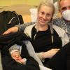 Gut verpackt für den Weg nach Hause: Neujahrsbaby Bell Sabrina mit ihren glücklichen Eltern Katja und Marco Dorsch im Caritas-Krankenhaus Bad Mergentheim.