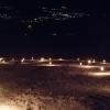 Brennende Fackeln am Berg und gleisend helle Lampengrüße aus dem Tal. Zwischen den Bischofsheimer Straßenlampen heben sich die starken Lichtpunkte aus den Taschenlampen der Zuschauer klar ab.