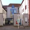 Der Eingang zur Karlstadter Stadtbibliothek (hier ein Archivbild).