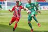 Ein Neuzugang für die Würzburger Kickers? Die Rothosen sind offenbar am Japaner Ko Sawada (links, hier im Trikot des Regionalligisten Offenbacher Kickers gegen Alexander Hahn vom FC Homburg) interessiert.