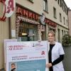 Sonja Buchberger vor ihrer Anker-Apotheke in der Sanderau.