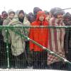 Frierende Geflüchtete im Schneesturm nach dem Brand im bosnischen Flüchtlingslager Lipa bei Bihac.
