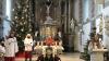 Pfarrer Krämer mit den Oberministranten als Sternsinger am Dreikönigstag in der Kirche.