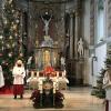 Pfarrer Krämer mit den Oberministranten als Sternsinger am Dreikönigstag in der Kirche.