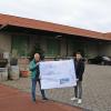 Eine auffällige Fassade erhalten werden die ehemaligen Lagerhallen der Divino-Nordheim Thüngersheim am nördlichen Ortseingang durch deren Umwandlung und Aufstockung zu Büroräumen der  Steinmetz Einrichtungen GmbH. Mit den Plänen zeigen sich Geschäftsführer Horst Steinmetz und Fabian Steinmetz (Mitglied der Geschäftsführung) vor den ehemaligen Lagerhallen.