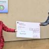 Bei der Spendenübergabe vor den Räumen des Vereins freute sich Denise Lampert über die Summe von 500 Euro, die Markus Endres mitgebracht hatte.