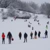 Rodeln mit Abstand. Familien mit Kindern nutzten am Dreikönigstag die optimalen Schneebedingungen in der Rhön aus.