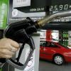 Eine Hand hält am Samstag an einer Tankstelle nahe dem tschechischen Domazlice eine Zapfpistole (Symbolbild). In Bad Neustadt tankte eine Frau und fuhr davon, ohne ihre Rechnung zu begleichen.