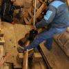 Die beiden Glocken-Servicetechniker Johannes Buse (links) und Frank Müller beginnen vorsichtig mit dem Hochziehen des neuen Glockenklöppels für die große 2,3 Tonnen schwere Marienglocke. Die beiden Glocken-Servicetechniker Johannes Buse (links) und Frank Müller beginnen vorsichtig mit dem Hochziehen des neuen Glockenklöppels für die große 2,3 Tonnen schwere Marienglocke.