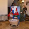 Die Weihnachtswichtel Janne Krieg und Hennes Kleinert traten bei der Hauptziehung der Mellrichstädter Glückslose letztmalig in Aktion. Mit dabei Bürgermeister Michael Kraus (links), AM-Vorsitzender Wolfgang Pfeiffer und AM-Geschäftsführerin Brigitte Proß, die sich über die gelungenen Aktionen rund um das Weihnachtsgeschehen freuten.