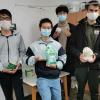 Die Gruppe "Umweltfreundliches Waschen" (von links): Zhang Tong, Zhi Tang, Zhihan Wang, Robin Röthlingshöfer im Wäschekeller des Internats.