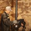 Kirchenpfleger Gerhard Berthel (links) und Glocken-Servicetechniker Johannes Buse beim Hochziehen des neuen Glockenklöppels für die große 2,3 Tonnen schwere Marienglocke. Kirchenpfleger Gerhard Berthel (links) und Glocken-Servicetechniker Johannes Buse beim Hochziehen des neuen Glockenklöppels für die große 2,3 Tonnen schwere Marienglocke.