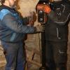 Die beiden Glocken-Servicetechniker Frank Müller (links) und Johannes Buse montieren die Klöppelgabel an dem neuen großen Klöppel. Die Verbindung von Klöppelblatt zur Klöppelgabel erfolgt mittels mehrlagigen, zentimeterdicken Lederstreifen. Die beiden Glocken-Servicetechniker Frank Müller (links) und Johannes Buse montieren die Klöppelgabel an dem neuen großen Klöppel. Die Verbindung von Klöppelblatt zur Klöppelgabel erfolgt mittels mehrlagigen, zentimeterdicken Lederstreifen.
