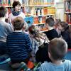 Die Vorschüler der Kita Unterspiesheim zu Besuch in der Katholischen Offenen Bücherei Unterspiesheim: in kindgemäßer Weise machen sie die Mitarbeiterinnen mit dem Angebot der Bücherei vertraut. Gebannt hören sie Heidi Kiesel zu, die ihnen vorliest.