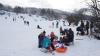 Vor allem Familien mit Kindern suchten am Wochenende das Schneevergnügen in der Rhön, wie hier am Kreuzberg.