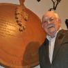 Stolz ist Andreas Rambach (90) auf diese Holzscheibe, die ihm Forsttechniker beim Abschied als Forstschulleiter schenkten.