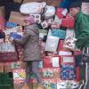 Einer der beiden Weihnachts-Sattelschlepper mit Hunderten Geschenkpaketen ist in Ivankovo angekommen und wird entladen.