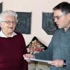 Die Obervolkacher Rentnerin Helga Feuerbach hat ihrem Schwiegersohn Peter Fuchs eine Mundart-Sammlung vermacht, die dieser mit Leidenschaft weiterführt.