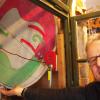 Betreiber Norbert Böll vom Theater Spielberg im Würzburger Stadtteil Grombühl nutzt die Coronapause, um im Kindercafé des Puppentheaters das schon lange geplante Riesenrad zu installieren. 