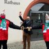 Helau - auch ohne große närrische Streitmacht hat Bürgermeister Christian Keller (Mitte) in Grafenrheimfeld den Rathausschlüssel rausgerückt – an der Angel. Es freuen sich Stefan Grafe (links)und Bernhard Knaup (rechts)