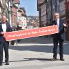 Unterstützung in der Krise für den heimischen Handel: Landrat Reinhard Frank (links) und Jochen Müssig, Dezernent für Kreisentwicklung und Bildung, werben für den regionalen Einkauf und das Händlerportal „Kauf regional“.