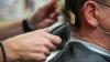 Nur noch als Archivbild zu haben: Ein Friseur schneidet einem Kunden die Haare. Hört sich gerade wie der Beginn eines Märchens an.