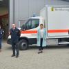 Bei der Übergabe des Fahrzeugs an das Deutsche Rote Kreuz wurden die Mund-Nasen-Bedeckung fürs Foto einen kurzen Moment abgenommen (von links): Erster Landesbeamter Christoph Schauder, Kreisbereitschaftsleiterin Manuela Döhner, Kreisbrandmeister Andreas Geyer, Kreisgeschäftsführerin Manuela Grau, Kreisbereitschaftsleiter Marco Genise und Helga Koch vom Sachgebiet Katastrophenschutz des Landratsamtes.