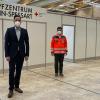 Lage im Impfzentrum begutachtet (von links): Lohrs Bürgermeister  Mario Paul, Florian Schüßler vom BRK und Karlstadts Bürgermeister Michael Hombach.