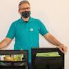 Verkauf umweltfreundlicher Schulmaterialien durch die Schülerfirma ‚Schriftseller‘ . Im Bild zusehen ist die zuständige Lehrkraft Christian Schäfer.