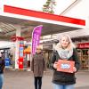 Das Foto zeigt (hintere Reihe, von links): Susanne Becker (Mitarbeiterin der Esso-Tankstelle in Ostheim), Inhaberin Christine Streit und Bianca Simon (Leiterin der Marketingabteilung der Sparkasse Bad Neustadt) und vorne die Gewinnerin Tamara Krick.