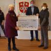 Mit dem Spendenerlös von 10 400 Euro aus der Saison 2020, sind es nun 106 600 Euro, die an die Elterninitiative leukämie- und tumorkranker Kinder Würzburg e.V. gingen. Hildegard Gais (vorne links) übergab den symbolischen Scheck an Heidrun Grauer von der Elterninitiative im Beisein von Bürgermeister Tobias Blesch. Hinten links Michael Halbig und seine Tochter Jule, die mit einem Nikolausvideo zusätzliche Spenden einspielten. Rechts Jasmin und Sebastian Heinrich, die in ihren Filialen von "MainBäcker Heinrich"Spendenboxen aufstellten und Backwaren gegen Spenden verkauften. Mit dem Spendenerlös von 10 400 Euro aus der Saison 2020, sind es nun 106 600 Euro, die an die Elterninitiative leukämie- und tumorkranker Kinder Würzburg e.V. gingen. Hildegard Gais (vorne links) übergab den symbolischen Scheck an Heidrun Grauer von der Elterninitiative im Beisein von Bürgermeister Tobias Blesch. Hinten links Michael Halbig und seine Tochter Jule, die mit einem Nikolausvideo zusätzliche Spenden einspielten. Rechts Jasmin und Sebastian Heinrich, die in ihren Filialen von "MainBäcker Heinrich"Spendenboxen aufstellten und Backwaren gegen Spenden verkauften.