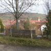 Die Gemeinde Winterhausen ringt um eine Lösung für die zweite Lärmschutzwand der Bahn. Die soll nämlich nicht - wie die im Bau befindliche auf der Altortseite (unten) - immer am Gleis entlang führen, sondern auf einem Teilstück an der Hangkante des Panoramawegs. Die bisherige Aussicht würde zerstört. 