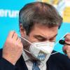 Sehr schick. Ministerpräsident Markus Söder hat natürlich keine gewöhnliche FFP2-Maske, sondern ein exklusives Exemplar mit bayerischem Wappen.