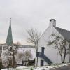 Blick auf Kirche und das erst vor wenigen Jahrzehnten errichtete Gemeindehaus.