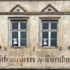 Bernd Ziegler hat die Fenster seines Haus am Marktplatz in Ebern mit Pandabären dekoriert, um die Pandemie zur "Panda-mie" zu machen.