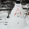 Dieser freundlich lachende Schneemann von 3,50 Meter Höhe steht im Hof der Familie Eußner in Haselbach.