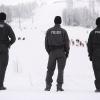 Einsatzkräfte der Polizei waren in den letzten Tage bundesweit an gut besuchten Skipisten und Schlittenhängen präsent – auch im Landkreis Kitzingen. Unser Bild zeigt drei Beamte am Wurmberg in Niedersachsen.
