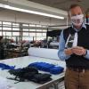 Arndt Tennie,  der Geschäftsführer der Sandberger Bekleidungs GmbH, hat eine transparente Gesichtsmaske entwickelt. Diese wird deutschlandweit an Kliniken, Schulen und andere Einrichtungen geliefert. Eine Zertifizierung strebt er nicht an.